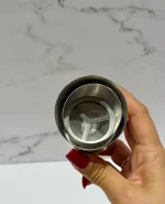 محصول وارداتی تنگ 2 لیتری کوه یخ وارداتی برند دنی هوم طراحی خاص خاص و دفرمه دارای سری استیل با روکش مات جنس بدنه شیشه شفاف نحوه شست و شو فقط با دست دارای سری فیلتر دار برای تمامی رسوبات و ذرات اضافی داخل تنگ 