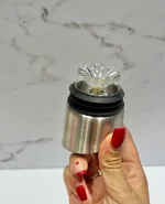 محصول وارداتی تنگ 2 لیتری کوه یخ وارداتی برند دنی هوم طراحی خاص خاص و دفرمه دارای سری استیل با روکش مات جنس بدنه شیشه شفاف نحوه شست و شو فقط با دست دارای سری فیلتر دار برای تمامی رسوبات و ذرات اضافی داخل تنگ 